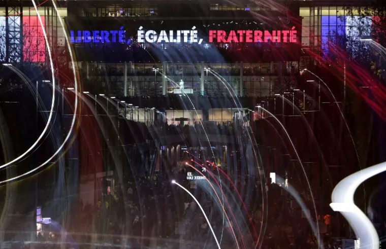 Pod neviđenim mjerama sigurnosti, četiri dana nakon terorističkih napada u Parizu, na londonskom se Wembleyju igra prijateljska utakmica između nogometnih reprezentacija Engleske i Francuske