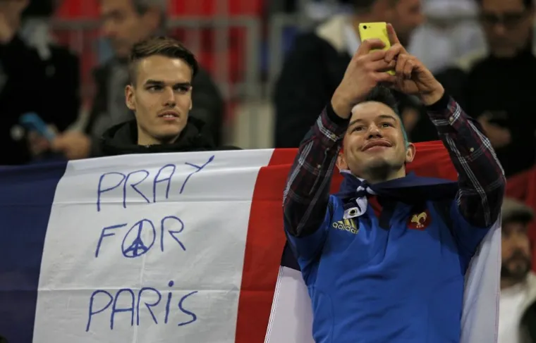 Pod neviđenim mjerama sigurnosti, četiri dana nakon terorističkih napada u Parizu, na londonskom se Wembleyju igra prijateljska utakmica između nogometnih reprezentacija Engleske i Francuske