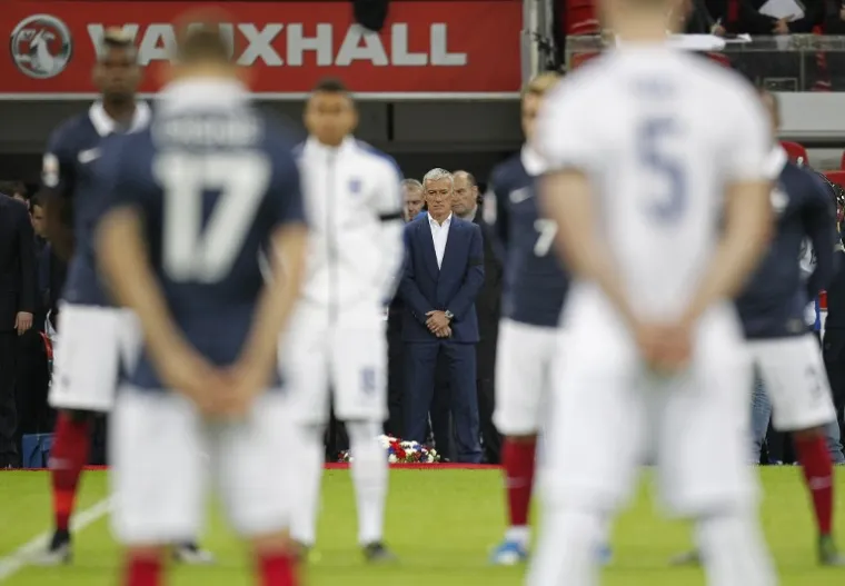 Pod neviđenim mjerama sigurnosti, četiri dana nakon terorističkih napada u Parizu, na londonskom se Wembleyju igra prijateljska utakmica između nogometnih reprezentacija Engleske i Francuske