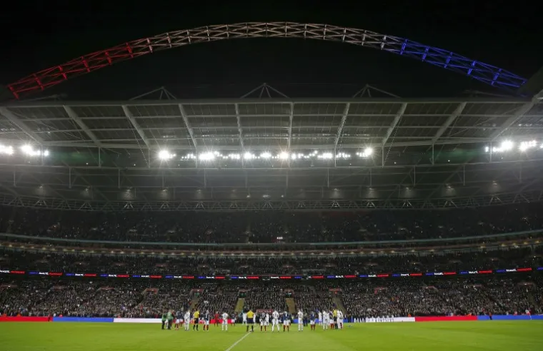 Pod neviđenim mjerama sigurnosti, četiri dana nakon terorističkih napada u Parizu, na londonskom se Wembleyju igra prijateljska utakmica između nogometnih reprezentacija Engleske i Francuske