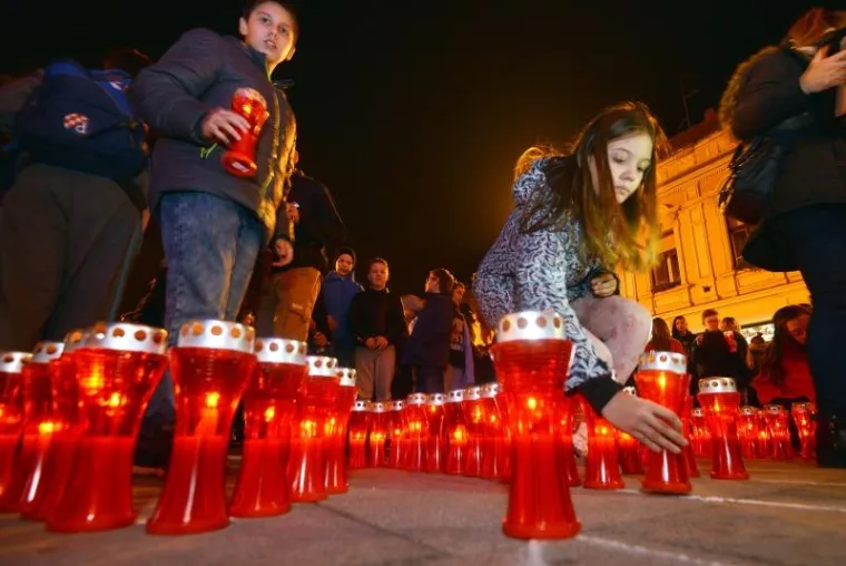 Na varaždinskom korzu građani su u znak sjećanja na žrtve Vukovara zapalili svijeće i njima ispisali ime Grada heroja.