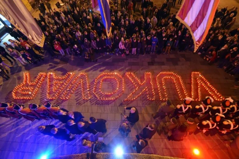 Varaždinci su upaljenim lampionima formirali ime Vukovara na korzu.