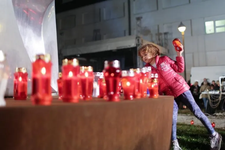I najmlađi pale svijeće u dvori&scaron;tu Opće bolnice u Vukovaru.