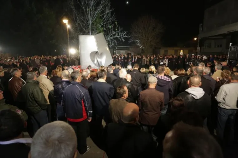 Nekoliko stotina građana okupilo se u dvori&scaron;tu Opće bolnice Vukovar kako bi zapalili svijeće u spomen na žrtve koje su 18. studenoga 1991. iz bolnice odvedene na Ovčaru.