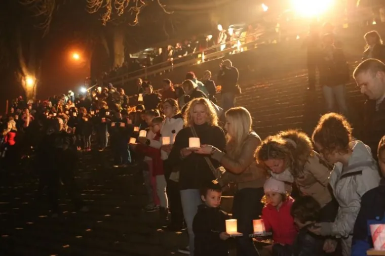 Građani diljem Hrvatske zapalili svijeće povodom obljetnice pada Grada Heroja