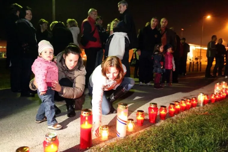 Građani diljem Hrvatske zapalili svijeće povodom obljetnice pada Grada Heroja