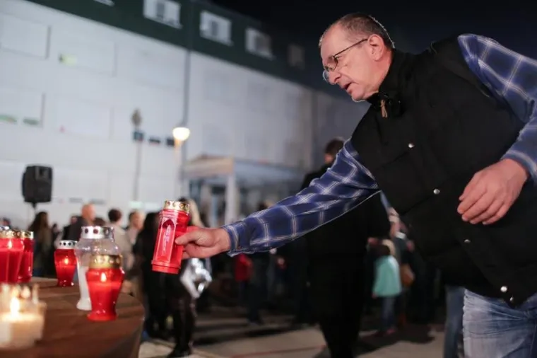 Građani diljem Hrvatske zapalili svijeće povodom obljetnice pada Grada Heroja