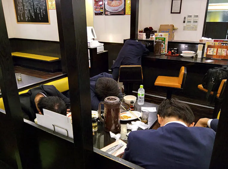 Japanci su čuveni po tome koliko mukotrpno rade, a u slobodno vrijeme voli piti. Oni koji se ne znaju nositi s alkoholom završe ovako...