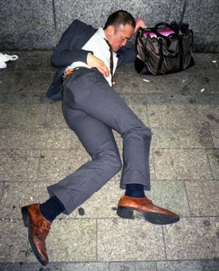 Japanski biznismeni stvarno loše podnose alkohol, pa to je čisti raspašoj!
