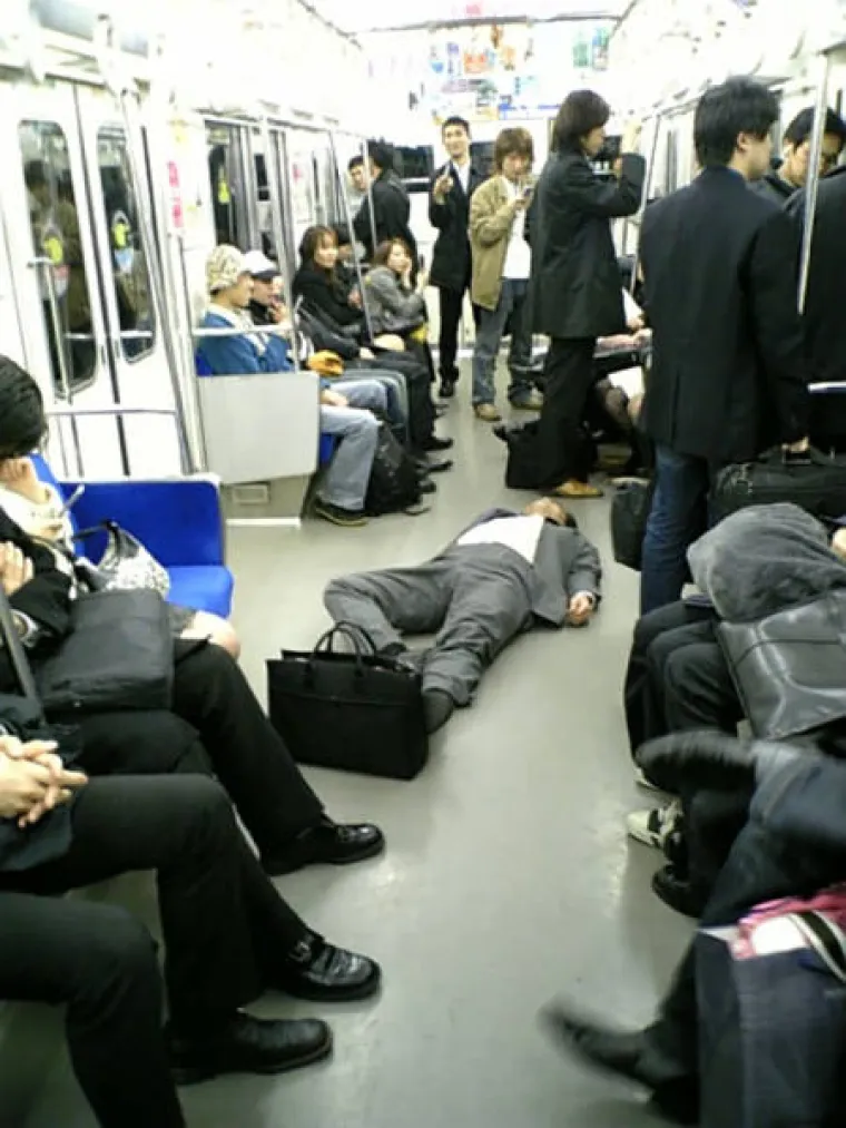 Japanski biznismeni stvarno loše podnose alkohol, pa to je čisti raspašoj!