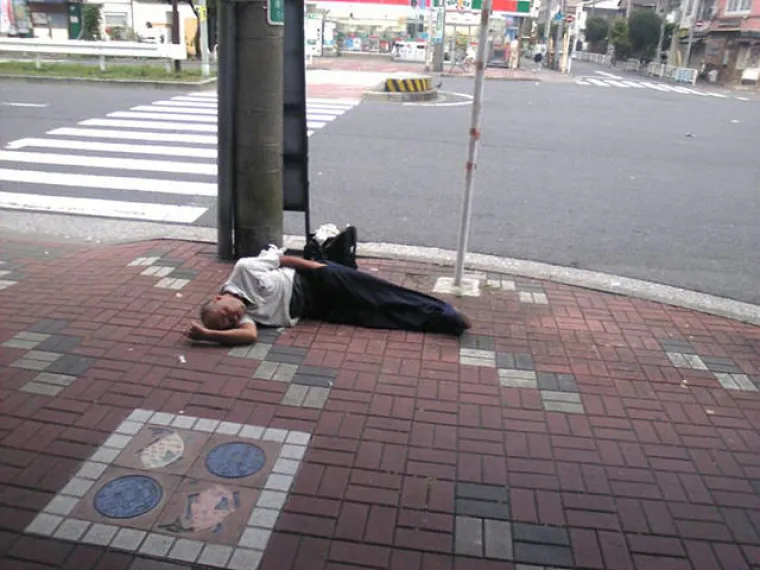 Japanski biznismeni stvarno loše podnose alkohol, pa to je čisti raspašoj!
