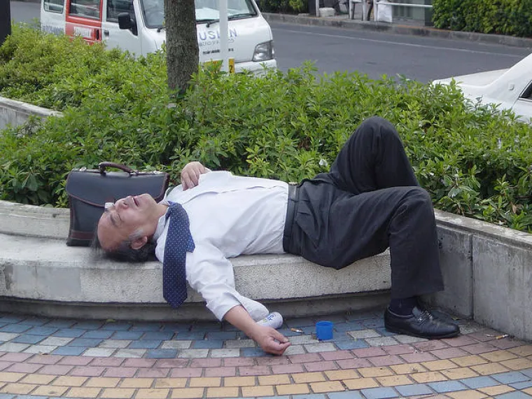 Japanski biznismeni stvarno loše podnose alkohol, pa to je čisti raspašoj!