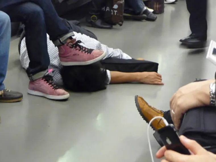 Japanski biznismeni stvarno lo&scaron;e podnose alkohol, pa to je čisti raspa&scaron;oj!