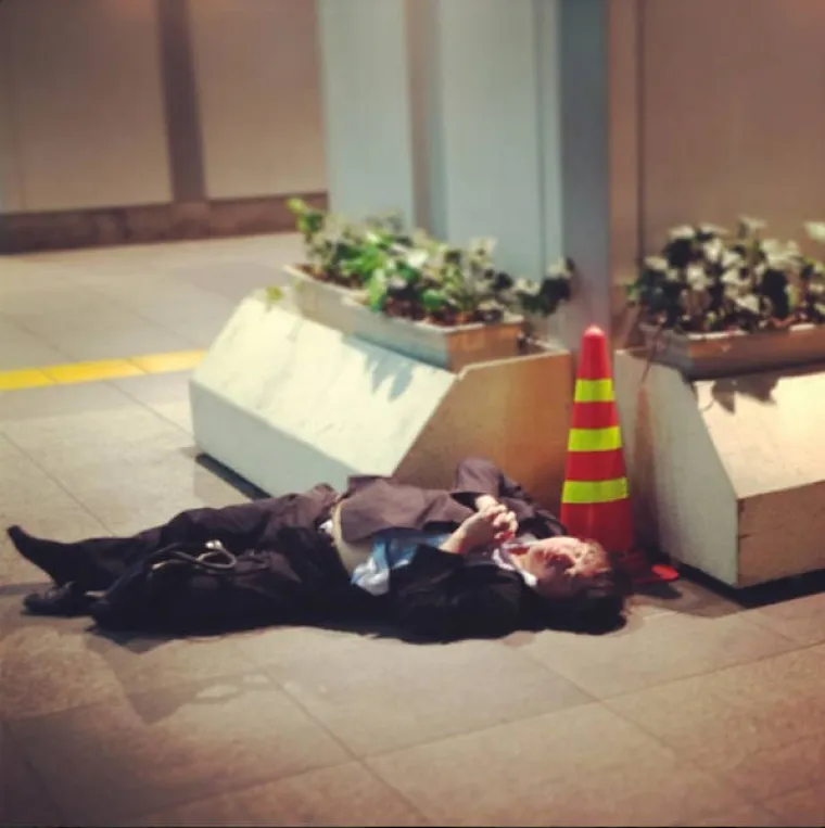 Japanski biznismeni stvarno lo&scaron;e podnose alkohol, pa to je čisti raspa&scaron;oj!