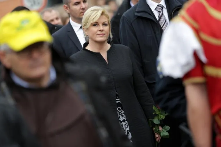 Kolonom sjećanja od vukovarske bolnice do Memorijalnog groblja građani, sporta&scaron;i, političari... odali su počast Gradu Heroju, njegovoj žrtvi i stanovnicima tog grada. (Kolinda Grabar-Kitarović)