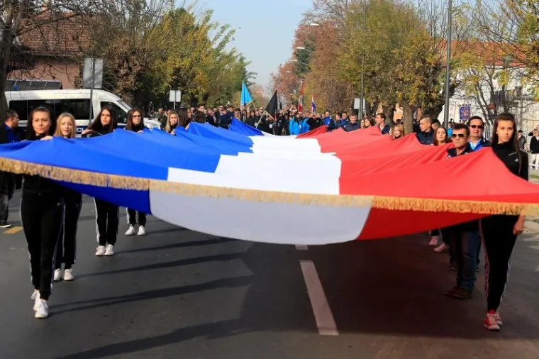 Kolonom sjećanja od vukovarske bolnice do Memorijalnog groblja građani, sporta&scaron;i, političari... odali su počast Gradu Heroju, njegovoj žrtvi i stanovnicima tog grada.