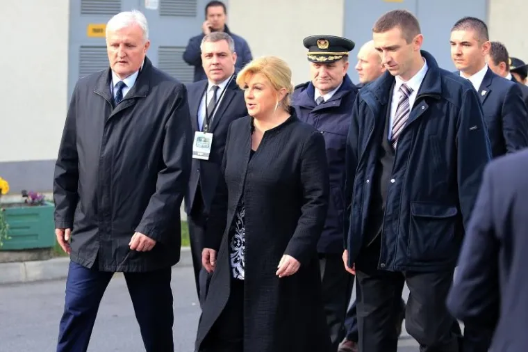 Kolonom sjećanja od vukovarske bolnice do Memorijalnog groblja građani, sporta&scaron;i, političari... odali su počast Gradu Heroju, njegovoj žrtvi i stanovnicima tog grada. (Kolinda Grabar-Kitarović i Ivan Penava)