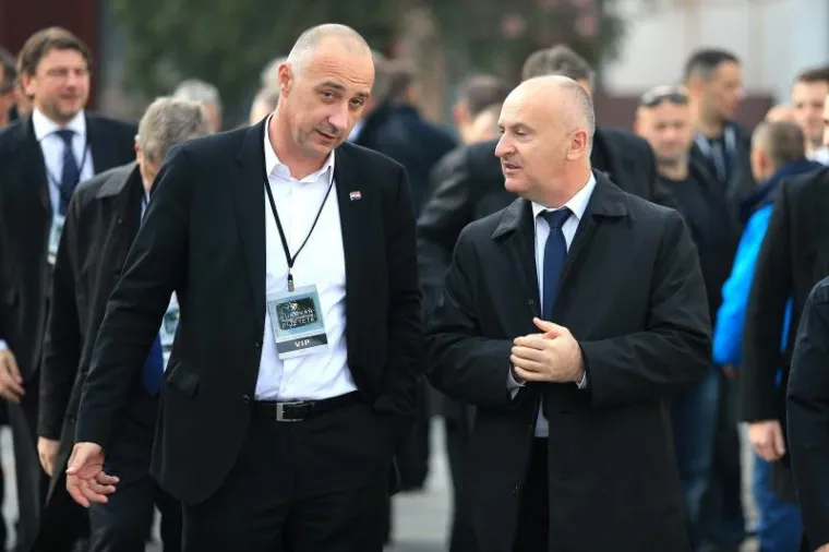 Kolonom sjećanja od vukovarske bolnice do Memorijalnog groblja građani, sporta&scaron;i, političari... odali su počast Gradu Heroju, njegovoj žrtvi i stanovnicima tog grada. (Ivan Vrdoljak i Predrag Fred Matić)