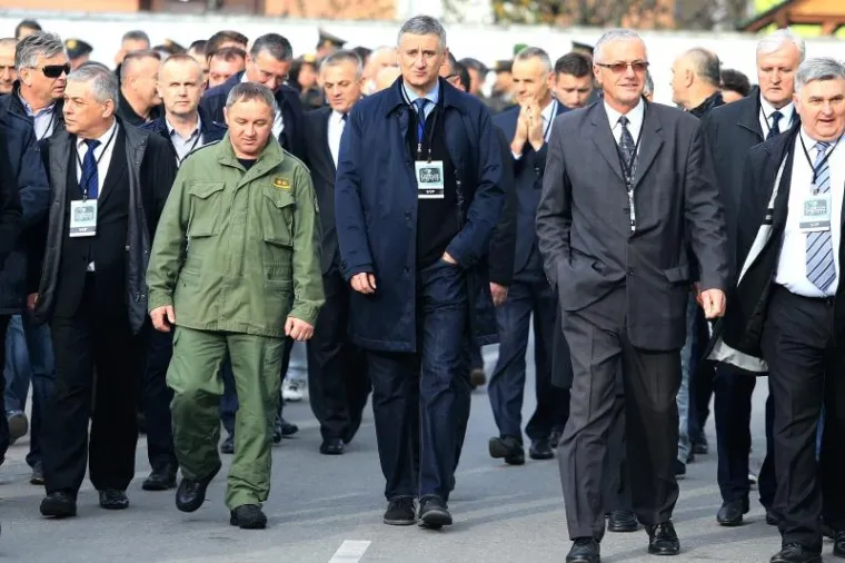 Kolonom sjećanja od vukovarske bolnice do Memorijalnog groblja građani, sporta&scaron;i, političari... odali su počast Gradu Heroju, njegovoj žrtvi i stanovnicima tog grada. (Tomislav Karamarko)