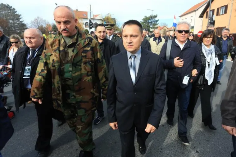 Kolonom sjećanja od vukovarske bolnice do Memorijalnog groblja građani, sporta&scaron;i, političari... odali su počast Gradu Heroju, njegovoj žrtvi i stanovnicima tog grada. (Mladi jastreb, Branko Borković)