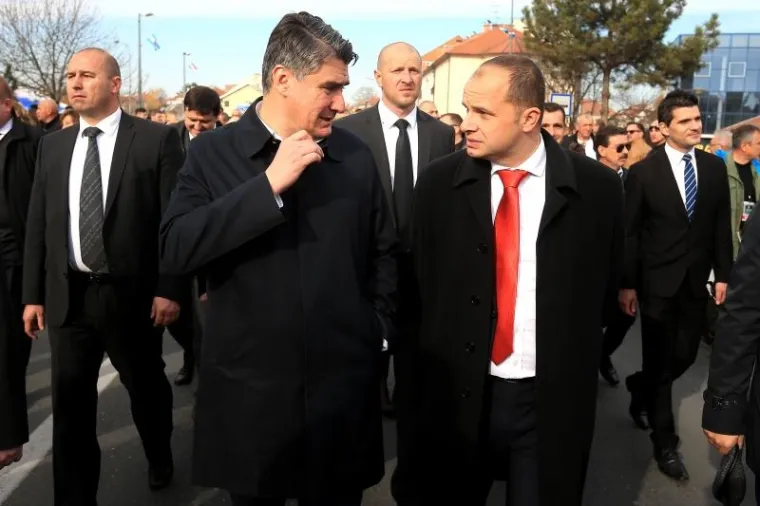 KOLONA SJEĆANJA: Brojni građani, sporta&scaron;i, političari... do&scaron;li su se pokloniti vukovarskim žrtvama