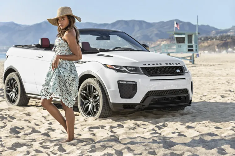 UOČI AMERIČKE PREMIJERE: Moneypenny isprobala Range Rover Evoque Convertible na plažama Santa Monice