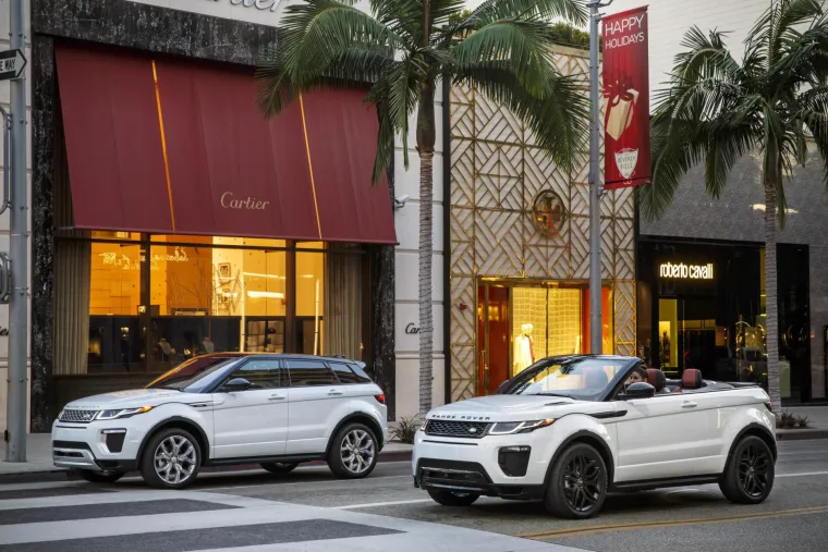UOČI AMERIČKE PREMIJERE: Moneypenny isprobala Range Rover Evoque Convertible na plažama Santa Monice