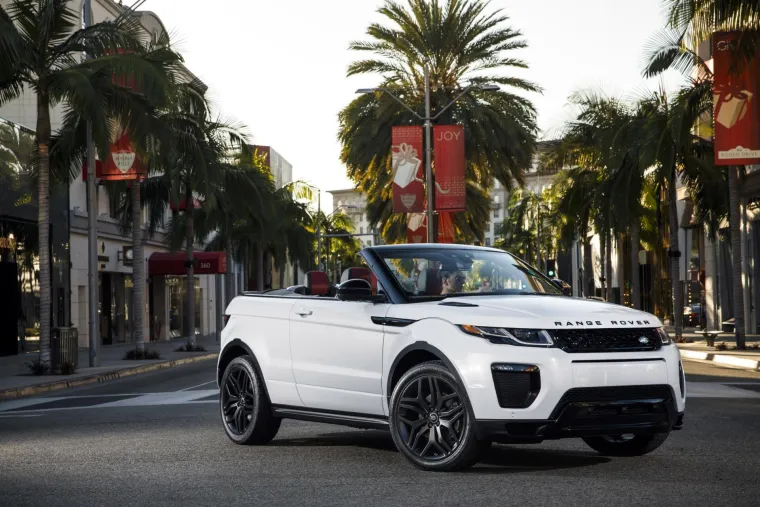 UOČI AMERIČKE PREMIJERE: Moneypenny isprobala Range Rover Evoque Convertible na plažama Santa Monice