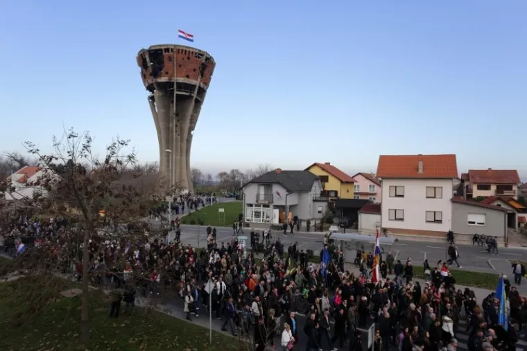 U Koloni sjećanja ove godine 15.000 ljudi odavalo počast palim borcima i civilima