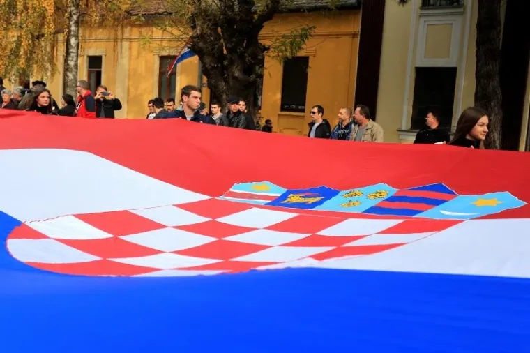 U Koloni sjećanja ove godine 15.000 ljudi odavalo počast palim borcima i civilima