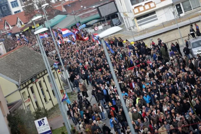 U Koloni sjećanja ove godine 15.000 ljudi odavalo počast palim borcima i civilima