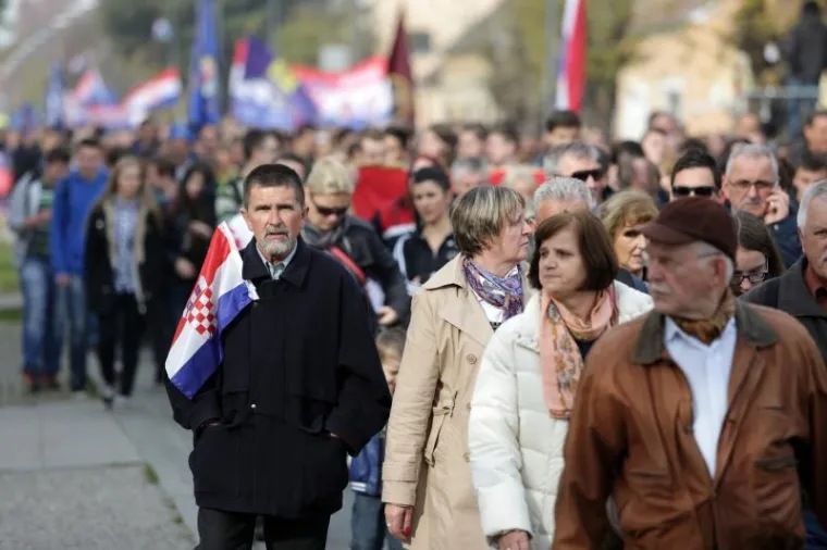 U Koloni sjećanja ove godine 15.000 ljudi odavalo počast palim borcima i civilima