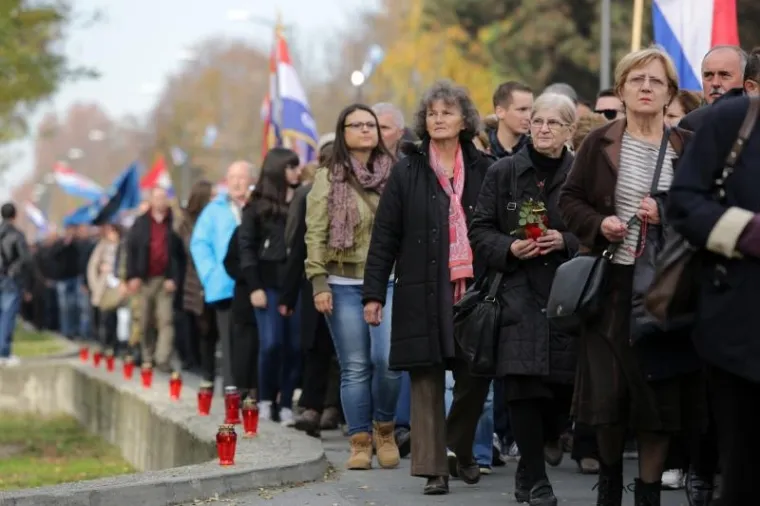 U Koloni sjećanja ove godine 15.000 ljudi odavalo počast palim borcima i civilima