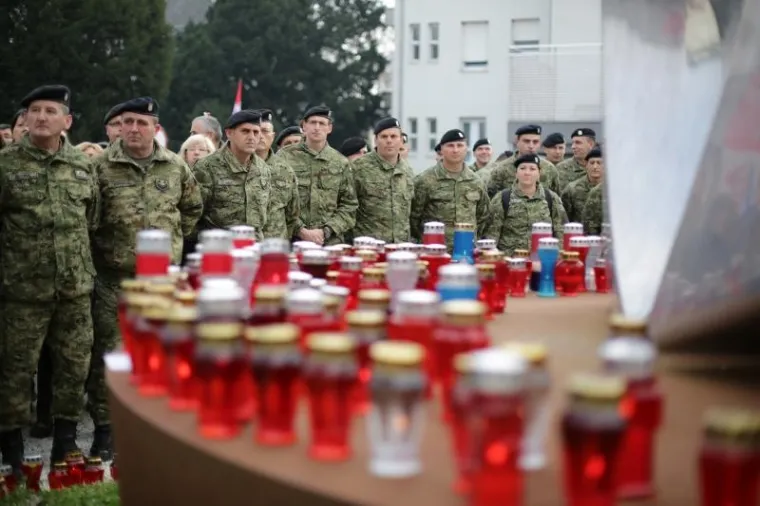 U Koloni sjećanja ove godine 15.000 ljudi odavalo počast palim borcima i civilima