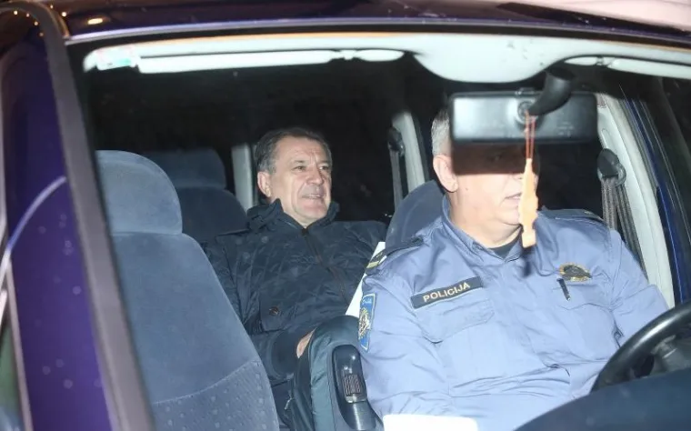 Izvr&scaron;ni predsjednik Dinama Zdravko Mamić i jo&scaron; četiri osobe uhićeni su u srijedu ujutro. Uhićen je i Mamićev sin Mario, istarski poduzetnici Igor Krota i Sandro Stipančić, a nakon &scaron;to se vratio u Hrvatsku i izvr&scaron;ni direktor Hrvatskog nogometnog saveza Damir Vrbanović. Sumnjiči ih se za za utaju poreza. Prema neslužbenim informacijama, sporni su transferi nogometa&scaron;a iz Dinama obavljani preko agencije Mamić sport agency, koju je vodio Mario Mamić. Tako je iz Dinama izvučeno 78 milijuna kuna.