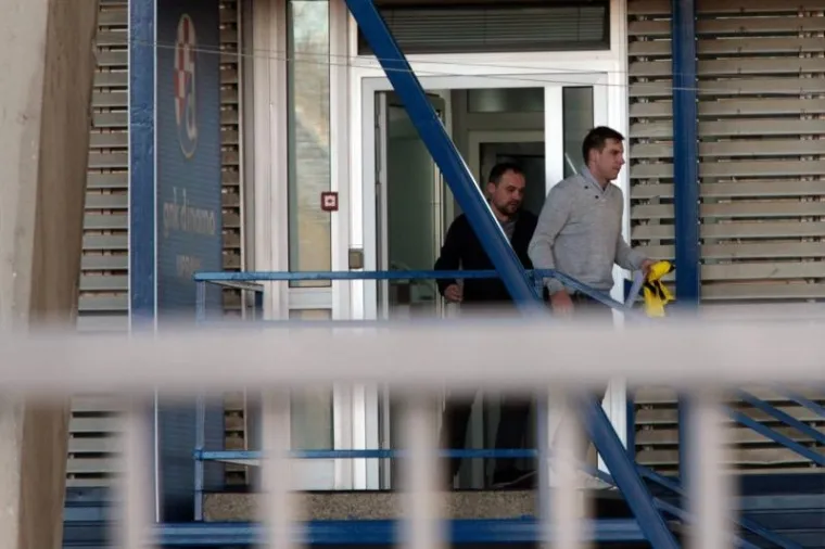 Nakon pretresa ureda, službenici PN USKOK-a odvezli su Zdravka Mamića u svoje službene prostorije.