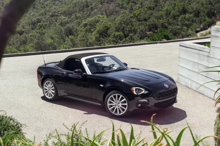 Nova generacija legendarnog sportskog dvosjeda napravljena je u suradnji s Mazdom, pa Spider podsjeća na Mazdin MX-5 model.