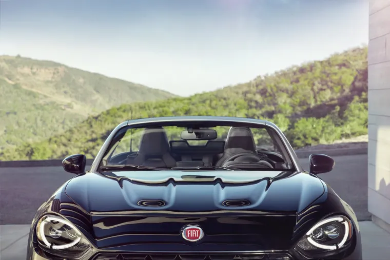 Ispod haube se krije Abarthov četvorocilindarski 1.4 turbo benzinac sa 160 KS (119 kW) i 249 Nm.