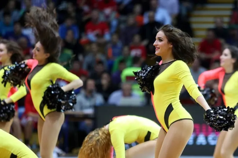 LJEPOTA POD TORNJEM: Atraktivne plesačice zapalile publiku u Draženovom domu