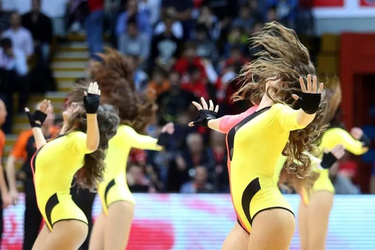 LJEPOTA POD TORNJEM: Atraktivne plesačice zapalile publiku u Draženovom domu