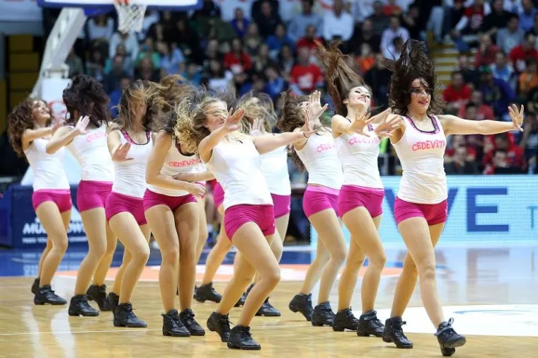 LJEPOTA POD TORNJEM: Atraktivne plesačice zapalile publiku u Draženovom domu