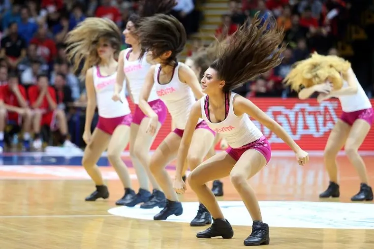 LJEPOTA POD TORNJEM: Atraktivne plesačice zapalile publiku u Draženovom domu