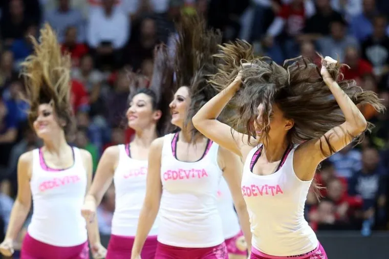 LJEPOTA POD TORNJEM: Atraktivne plesačice zapalile publiku u Draženovom domu