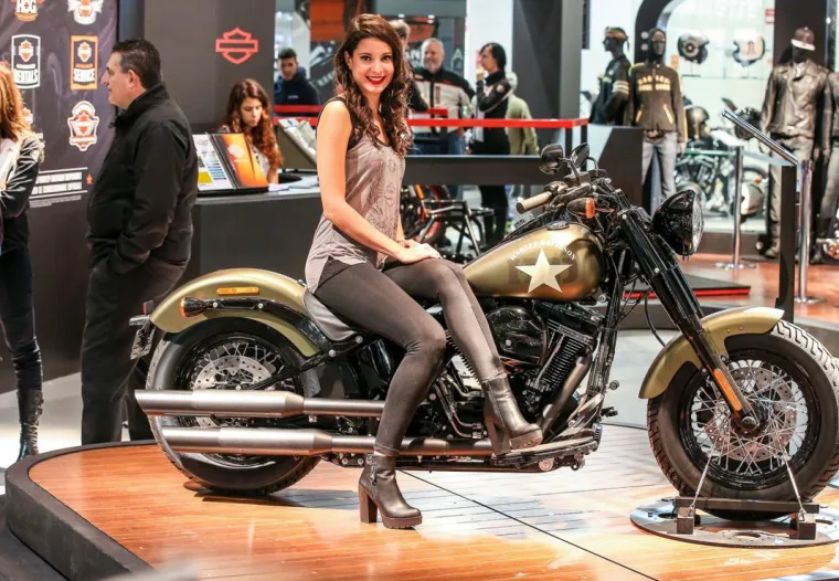 Ducati, Moto Guzzi, Aprilia, BMW, KTM, Triumph, Honda, Kawasaki, Yamaha, Suzuki i mnogi drugi su se potrudili što bolje predstaviti svoje nove modele motocikala, o kojima su sve podatke znale hostese, koji su pozirale uz njih.