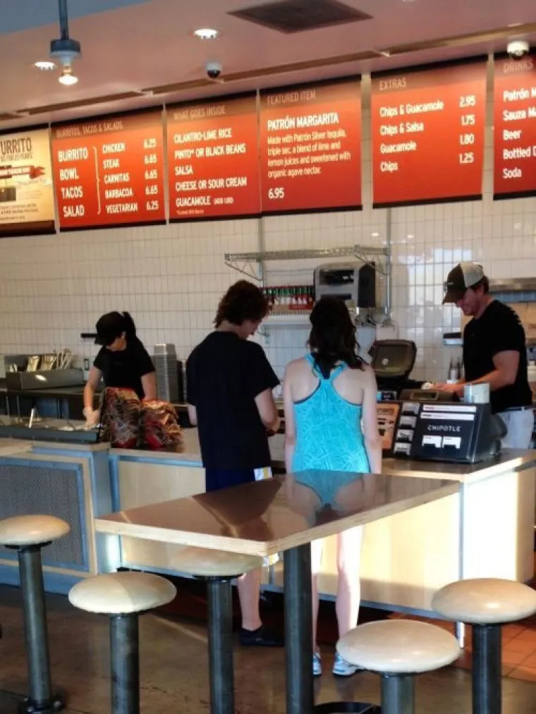 NISU PAZILI: Poku&scaron;ali ispasti face na fotkama, ali odao ih odraz