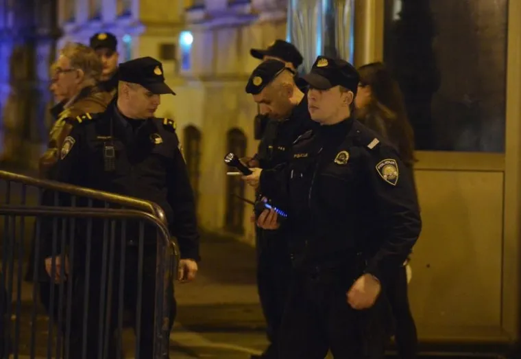 Od policije se za sada ne može dobiti informacije o čemu se radi, a neki portali javljaju da je policija dobila dojavu o "sumnjivoj torbici" te da je očevidom utvrđeno kako je riječ o lažnoj dojavi.  (HIna)