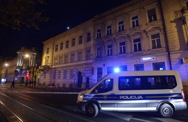 Novinari koji su pred Županijskim sudom, vidjeli su da je prostor blokiran, razvučena policijska traka,  parkirano nekoliko policijskih vozila i kombija i zasutavljen tramvajski promet Zrinjevcem i promet "zelenim valom" to jest Hebrangovom ulicom. Hebrangovom je promet počeo ponovno oko 20,10 sati.