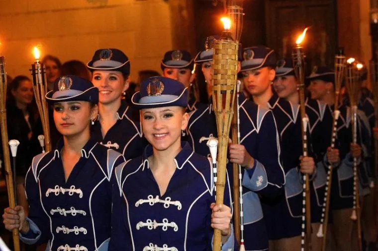 Sredi&scaron;tem Zagreba u četvrtak navečer s upaljenim bakljama u rukama pro&scaron;etale su i oduževile građane Zagrebačke mažoretkinje. Birale su svoju novu predvodnicu i izabrale Viktoriju Čeh.