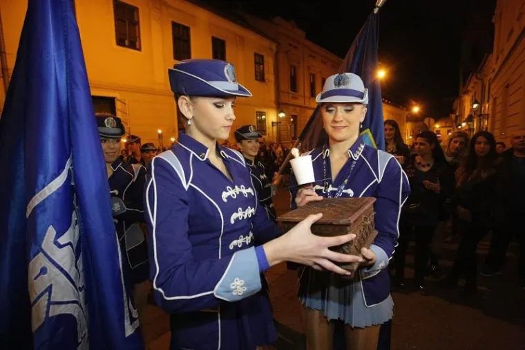 Sredi&scaron;tem Zagreba u četvrtak navečer s upaljenim bakljama u rukama pro&scaron;etale su i oduževile građane Zagrebačke mažoretkinje. Birale su svoju novu predvodnicu i izabrale Viktoriju Čeh.
