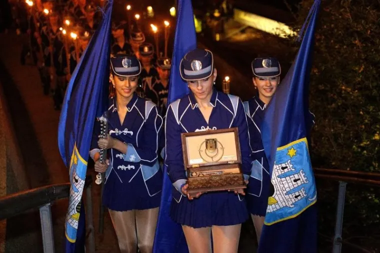 Sredi&scaron;tem Zagreba u četvrtak navečer s upaljenim bakljama u rukama pro&scaron;etale su i oduževile građane Zagrebačke mažoretkinje. Birale su svoju novu predvodnicu i izabrale Viktoriju Čeh.